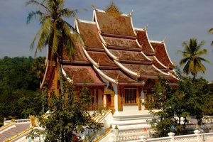 Visiter un temple pendant un voyage au Laos