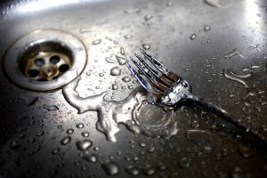 Pensez à déboucher régulièrement votre évier !