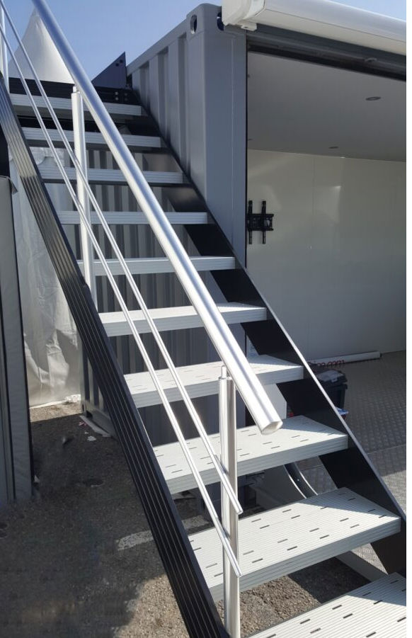 Un escalier en aluminium