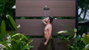 douche dans un jardin