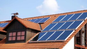 Panneau solaire sur un toit de maison