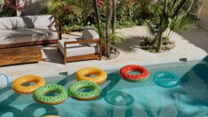 Piscine plaine de bouée