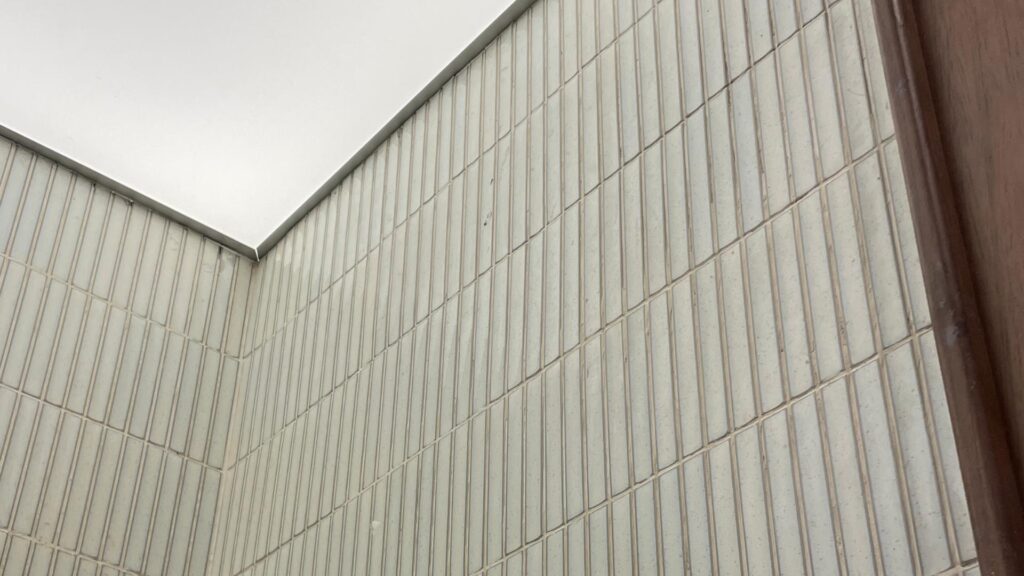 Revêtement plafond de la salle de bain 